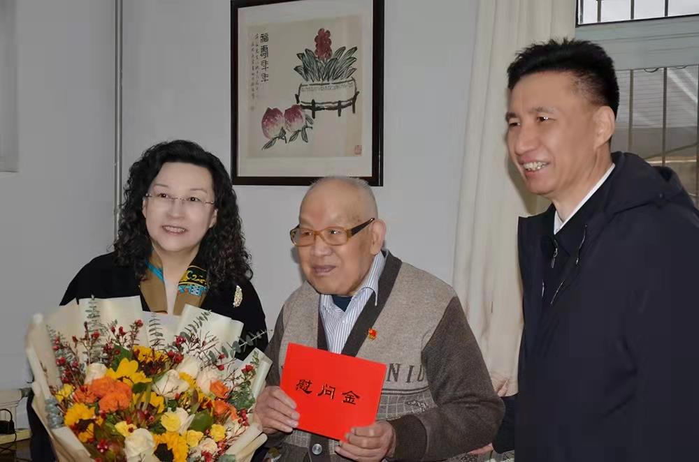 濟(jì)南產(chǎn)發(fā)集團(tuán)黨委副書記、總經(jīng)理黃蓓走訪慰問離休老干部、老黨員