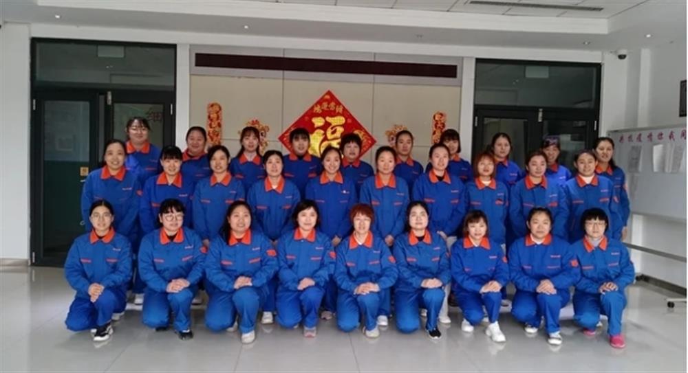 巾幗綻芳華！金鐘科技集團(tuán)精密儀器車間應(yīng)變計(jì)班：精密儀器生產(chǎn)線上的“解題人”